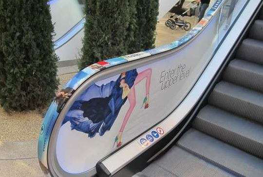 Реклама в торговых центрах на эскалаторных спусках